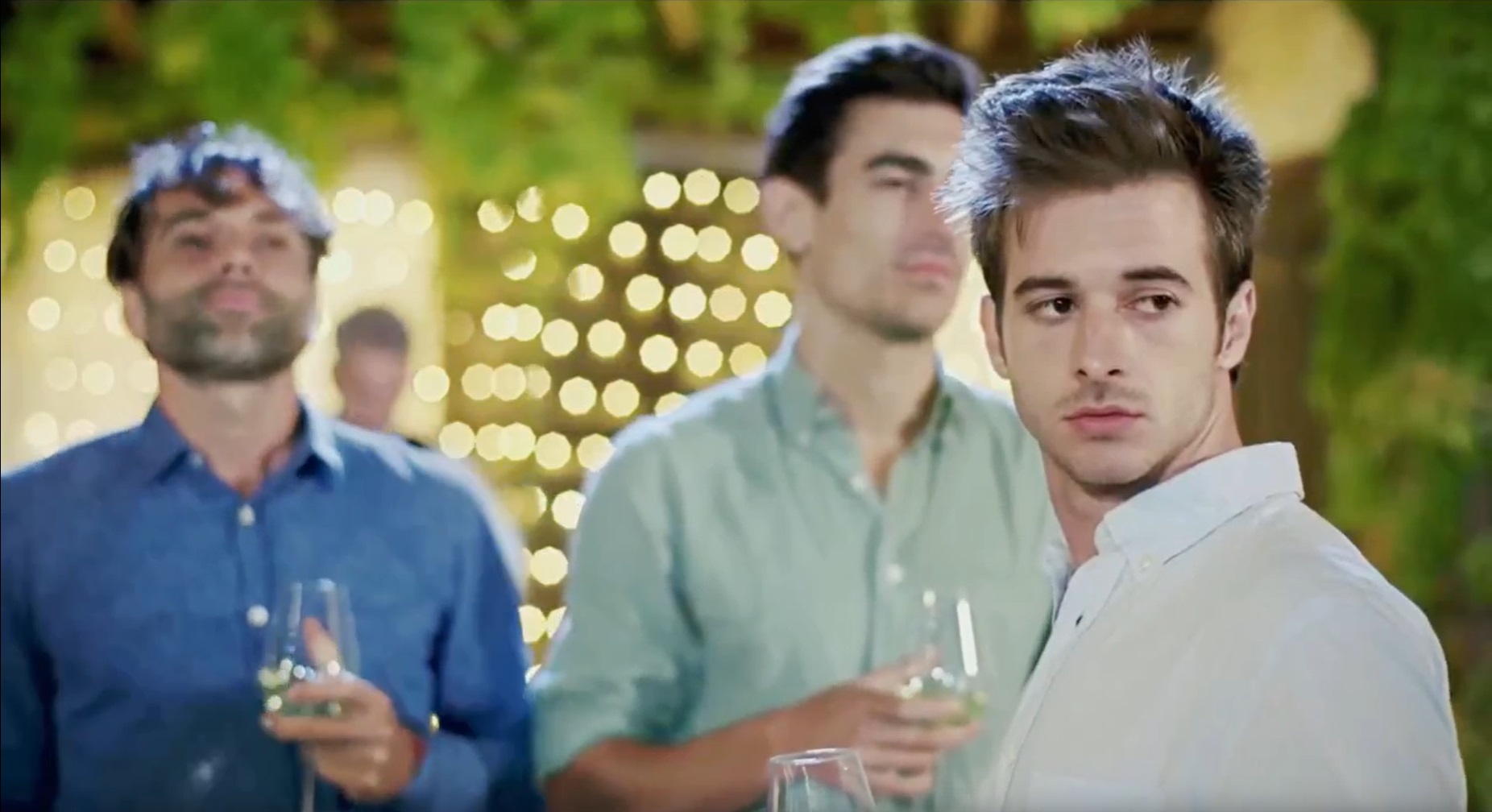 有答案的男子剧照的剧照