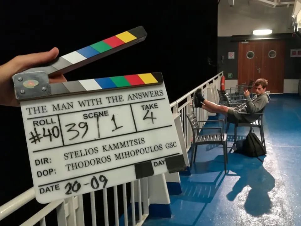 有答案的男子剧照的剧照