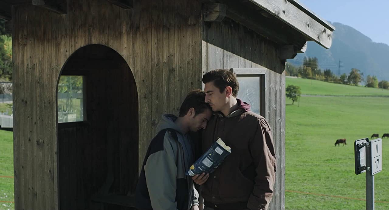 有答案的男子剧照的剧照