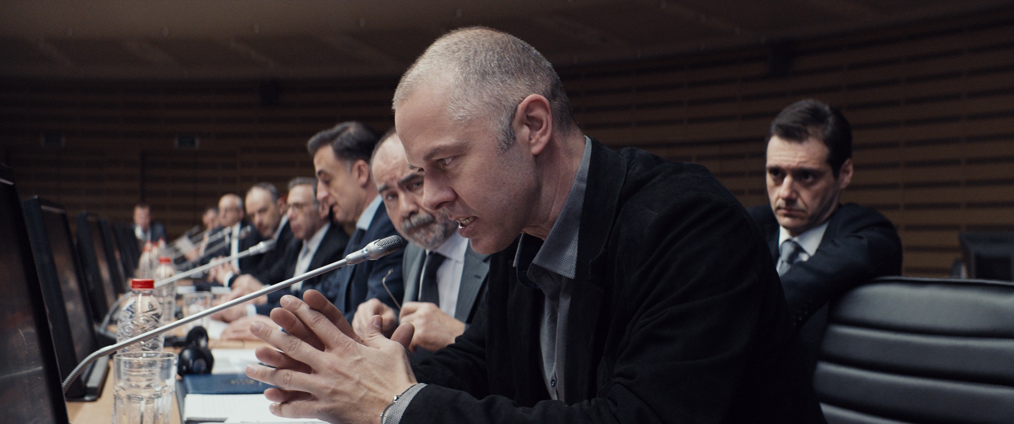 房间里的成年人剧照的剧照