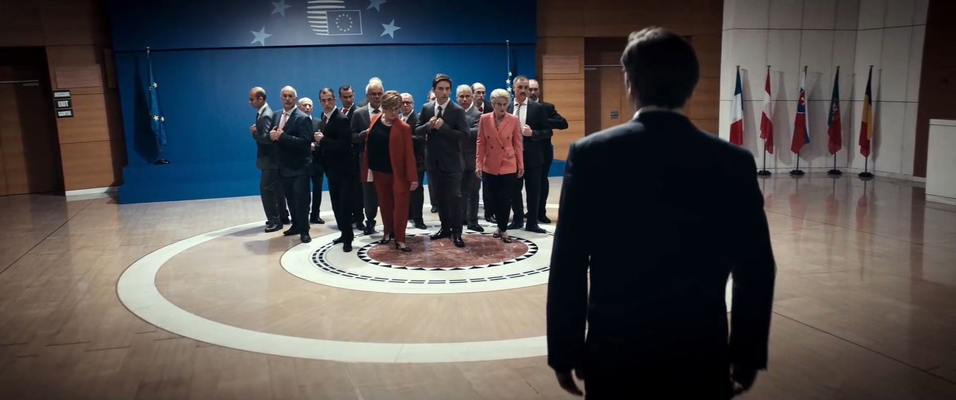 房间里的成年人剧照的剧照