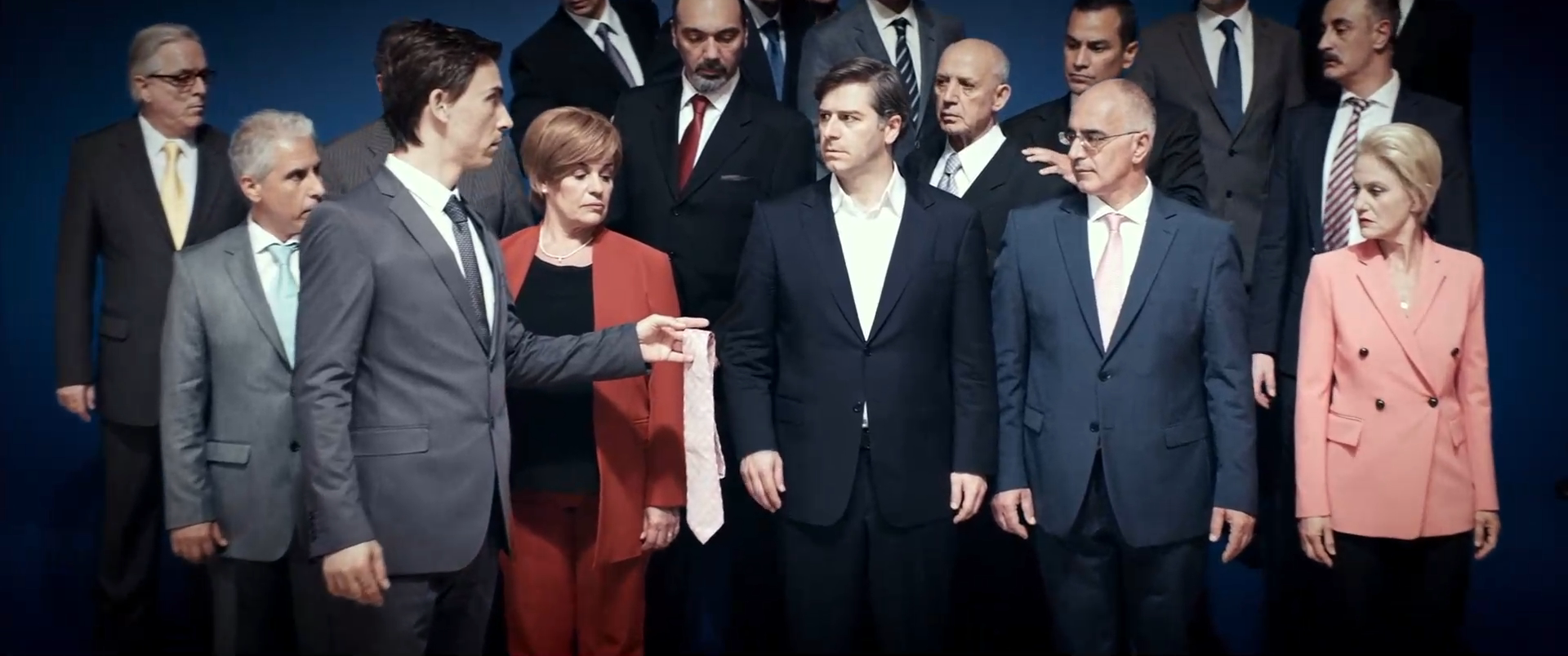 房间里的成年人剧照的剧照