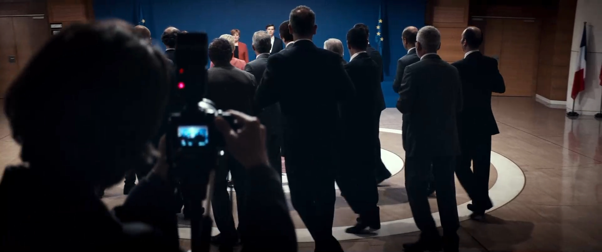 房间里的成年人剧照的剧照