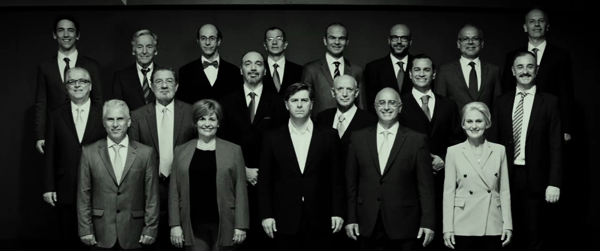 房间里的成年人剧照的剧照