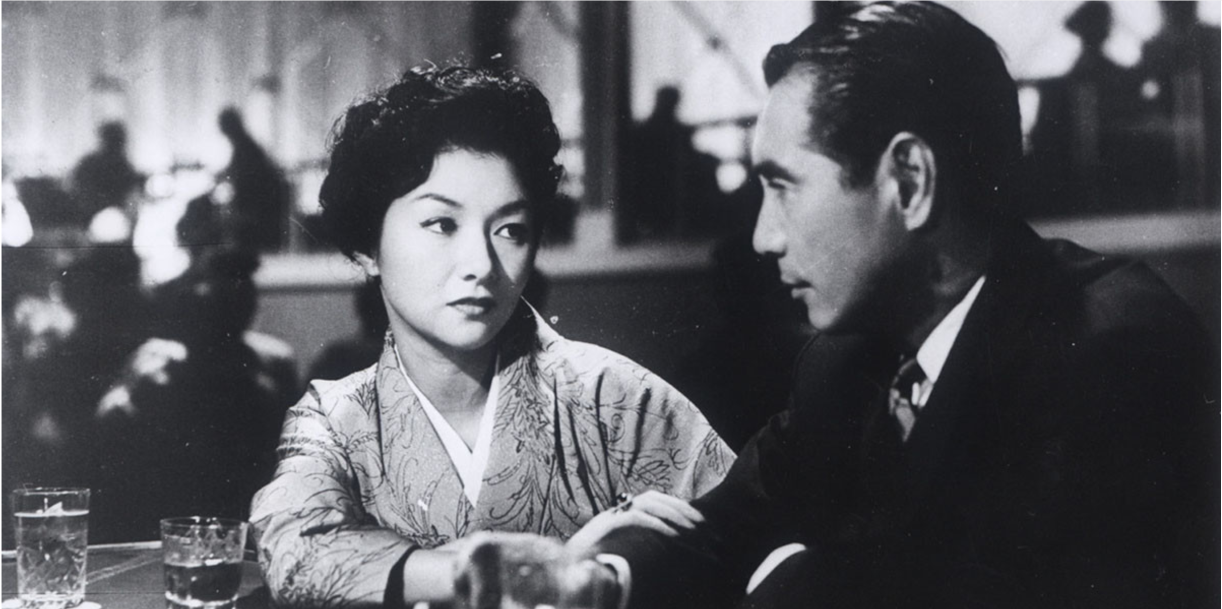 女人步上楼梯时剧照的剧照