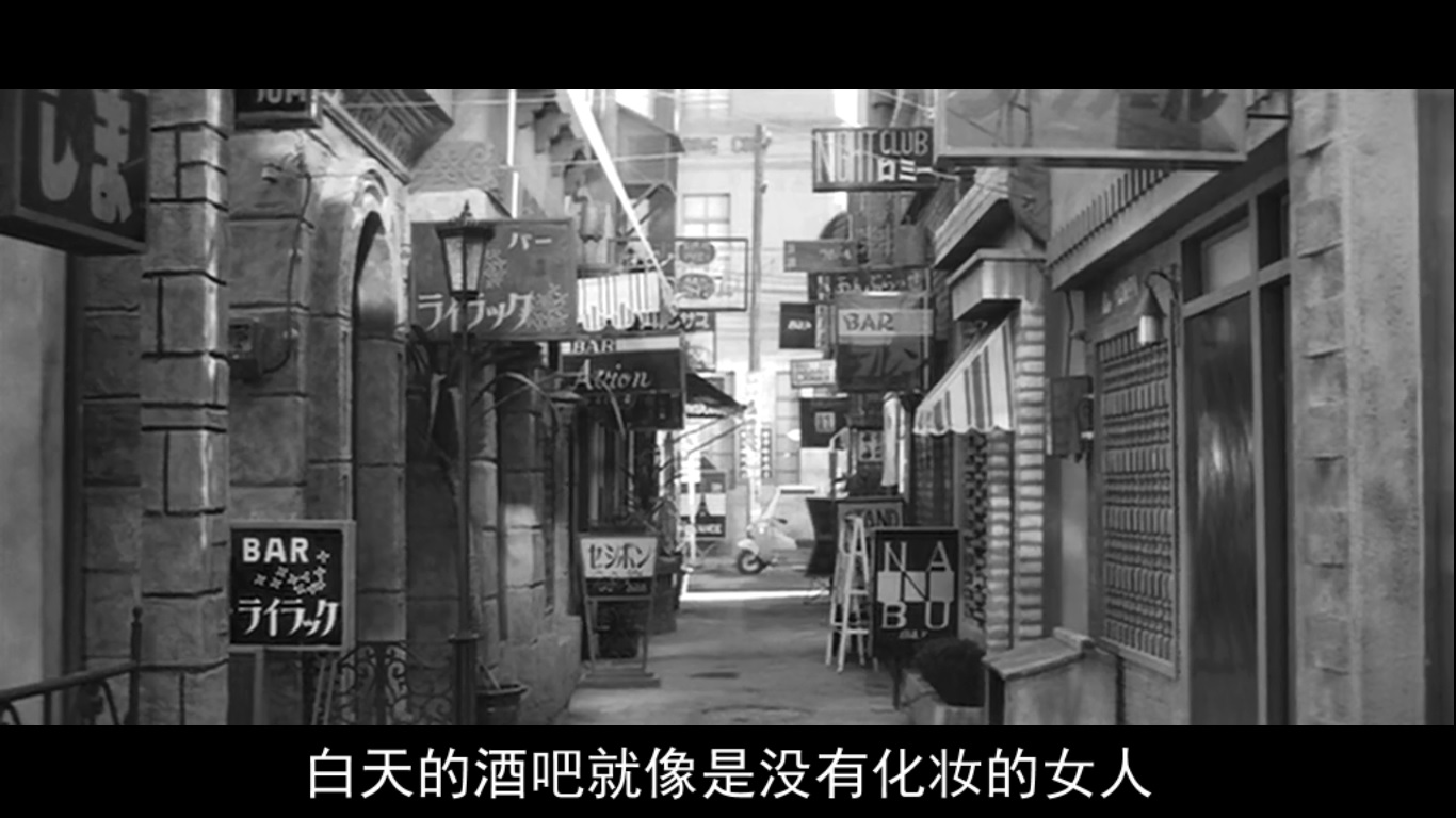 女人步上楼梯时剧照的剧照