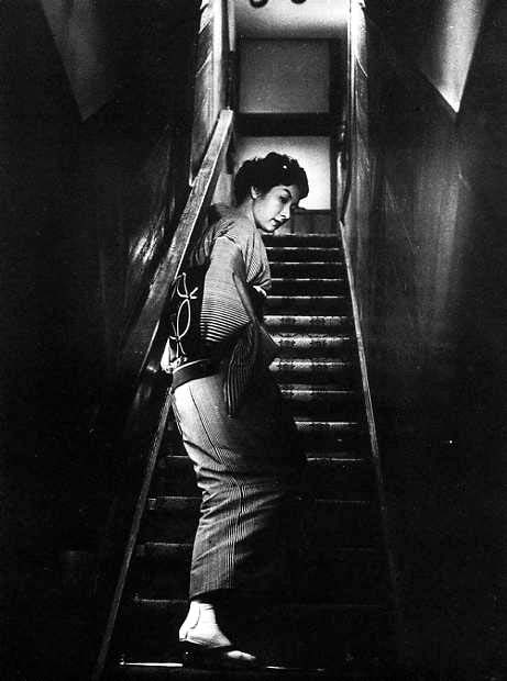 女人步上楼梯时剧照的剧照