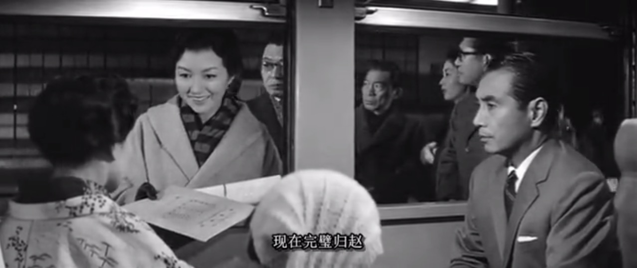 女人步上楼梯时剧照的剧照