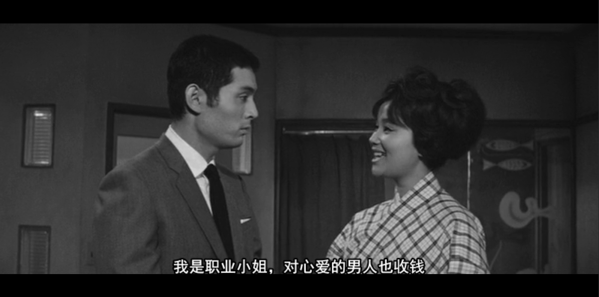 女人步上楼梯时剧照的剧照