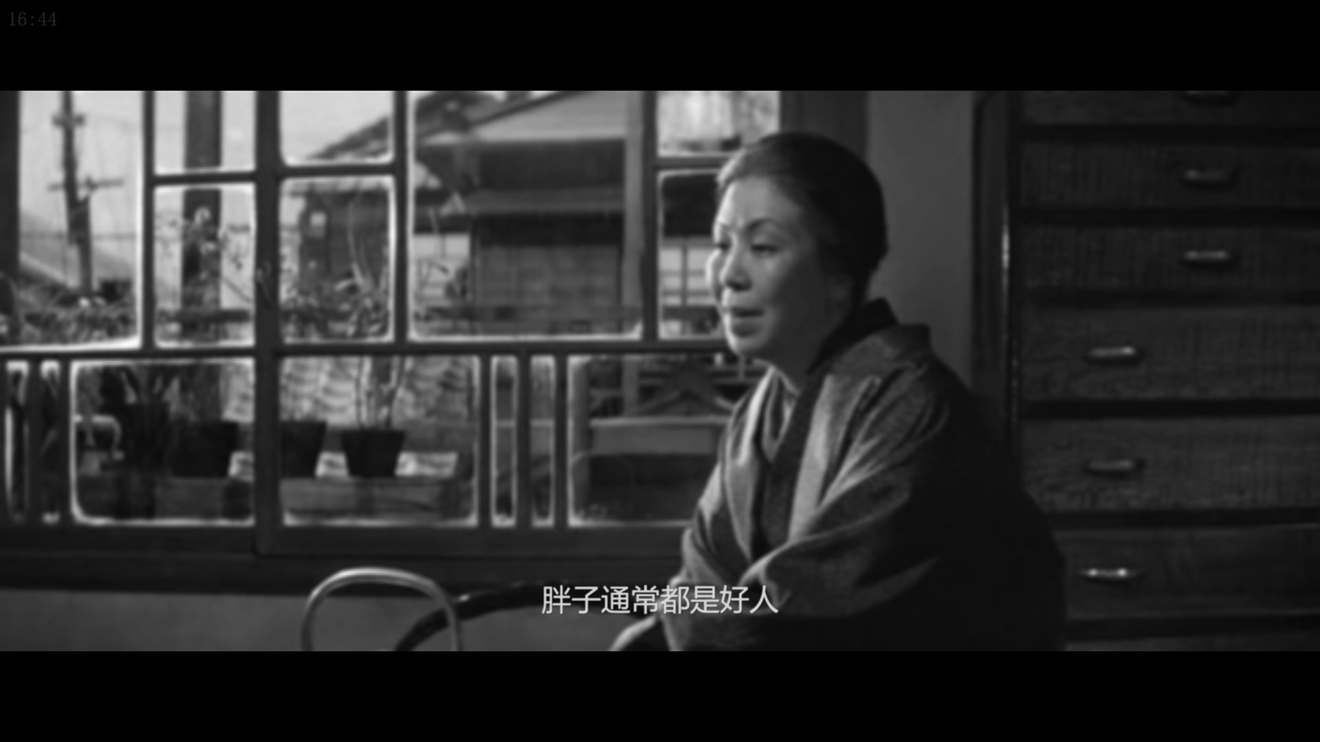 女人步上楼梯时剧照的剧照