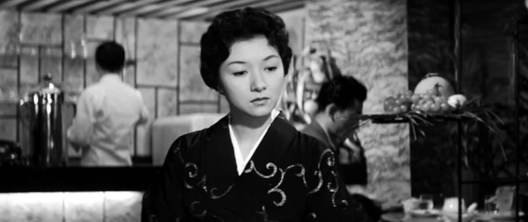 女人步上楼梯时剧照的剧照