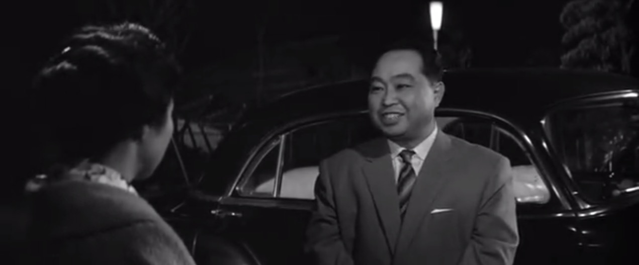 女人步上楼梯时剧照的剧照