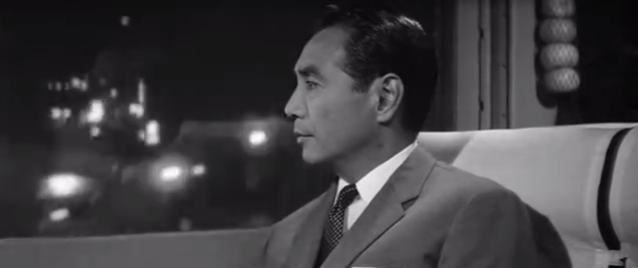 女人步上楼梯时剧照的剧照