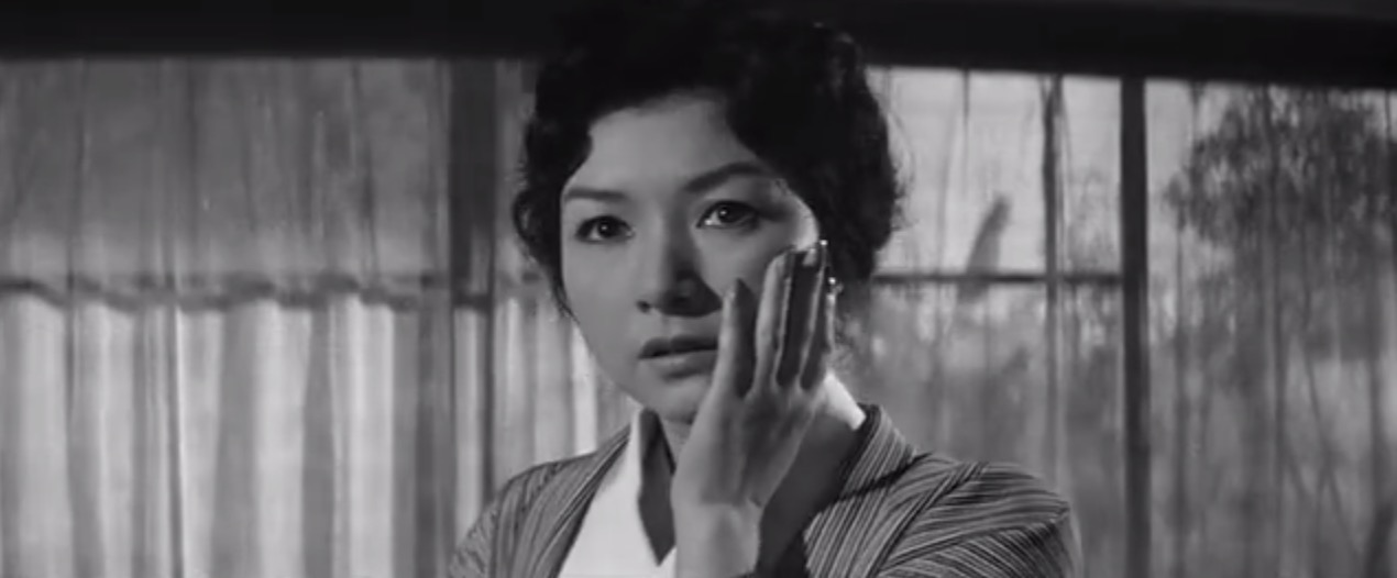 女人步上楼梯时剧照的剧照