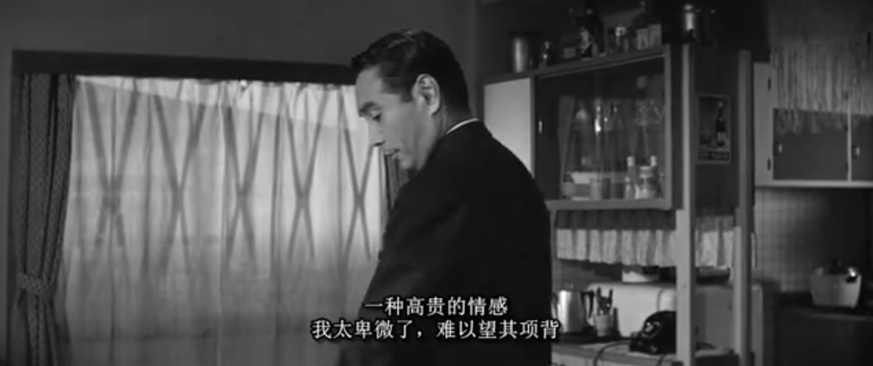 女人步上楼梯时剧照的剧照