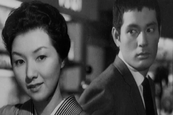 女人步上楼梯时剧照的剧照