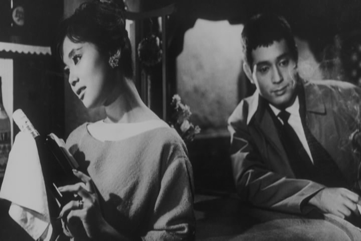 女人步上楼梯时剧照的剧照