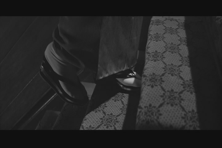 女人步上楼梯时剧照的剧照