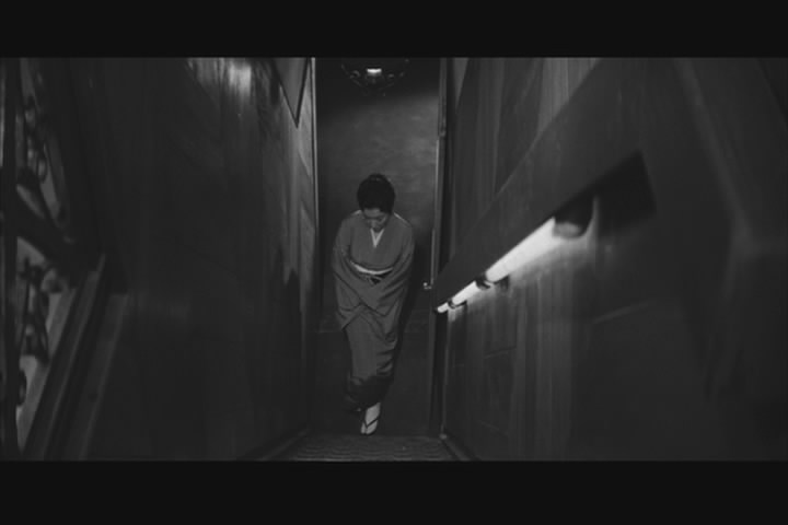 女人步上楼梯时剧照的剧照