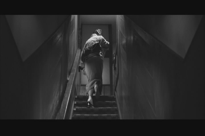 女人步上楼梯时剧照的剧照