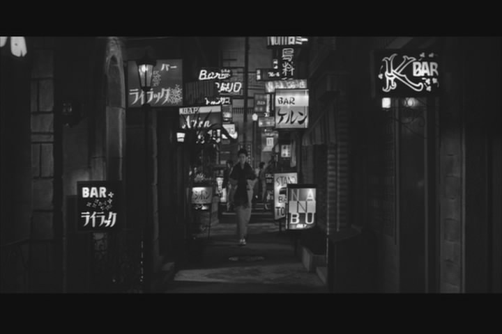 女人步上楼梯时剧照的剧照