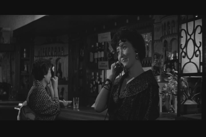 女人步上楼梯时剧照的剧照