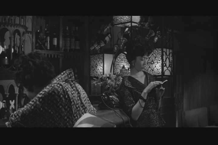 女人步上楼梯时剧照的剧照