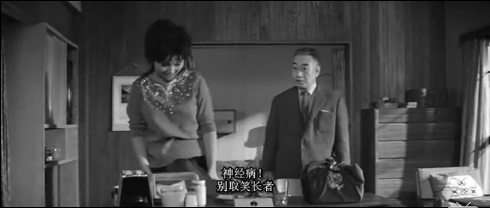 女人步上楼梯时剧照的剧照