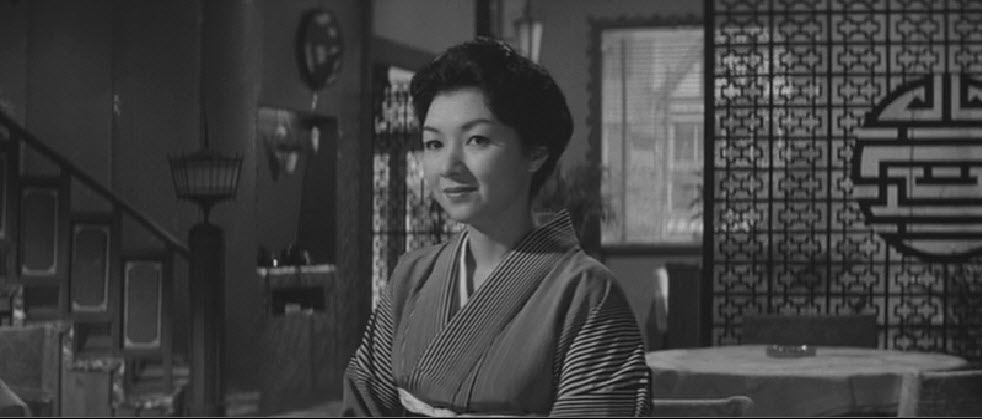 女人步上楼梯时剧照的剧照