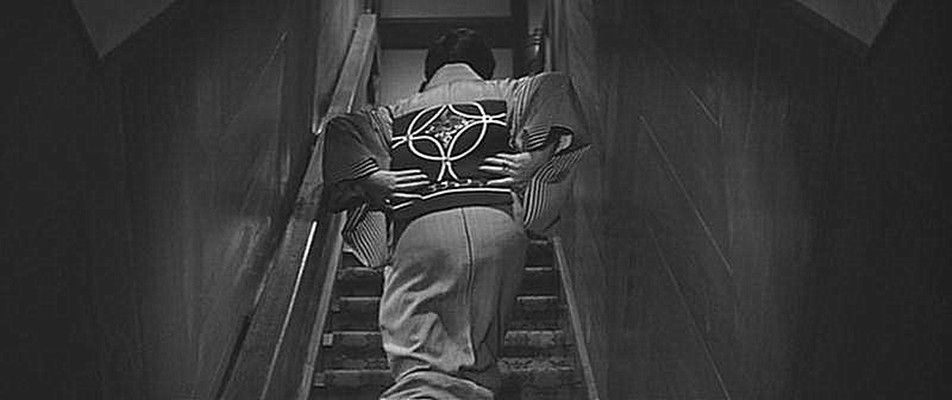 女人步上楼梯时剧照的剧照