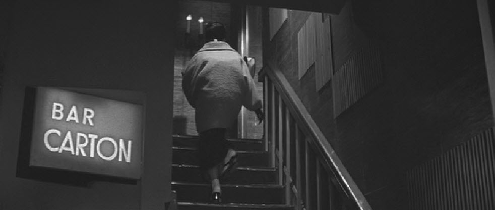 女人步上楼梯时剧照的剧照