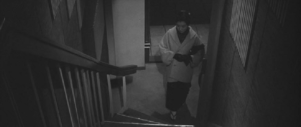 女人步上楼梯时剧照的剧照