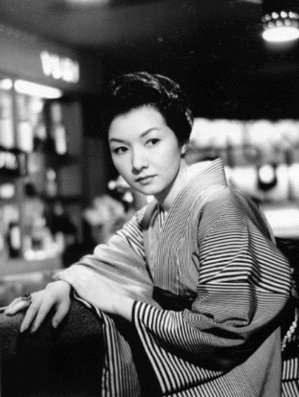 女人步上楼梯时剧照的剧照