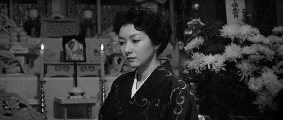 女人步上楼梯时剧照的剧照