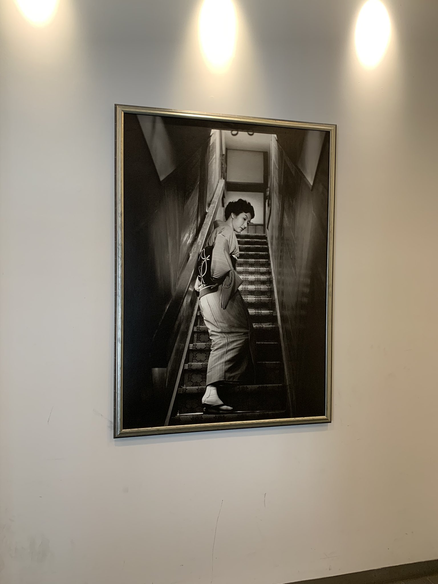 女人步上楼梯时剧照的剧照