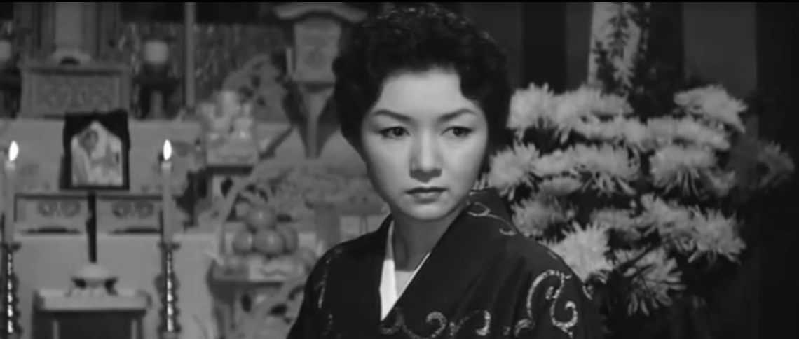 女人步上楼梯时剧照的剧照