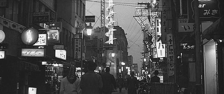 女人步上楼梯时剧照的剧照