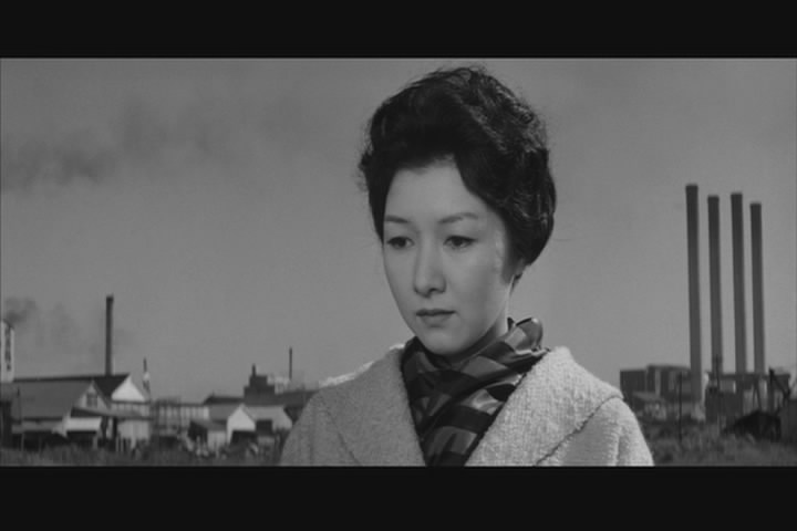 女人步上楼梯时剧照的剧照