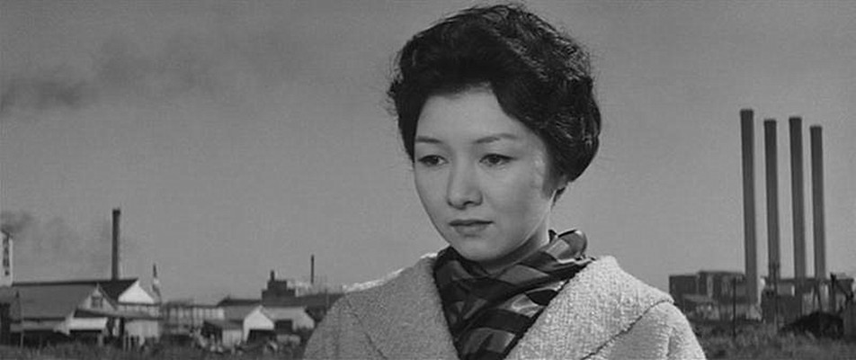 女人步上楼梯时剧照的剧照