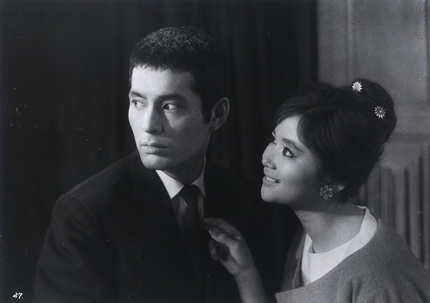 女人步上楼梯时剧照的剧照