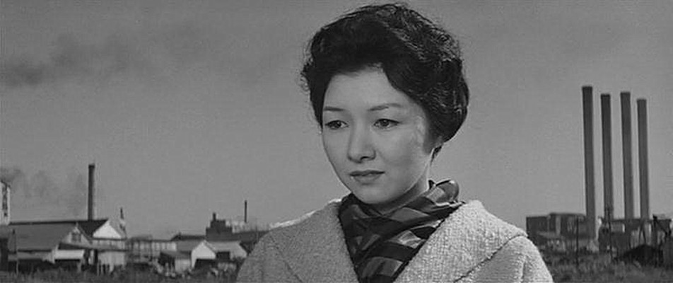 女人步上楼梯时剧照的剧照