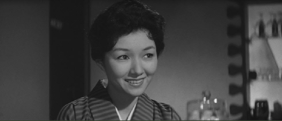 女人步上楼梯时剧照的剧照