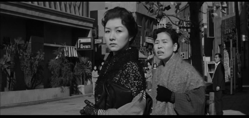 女人步上楼梯时剧照的剧照