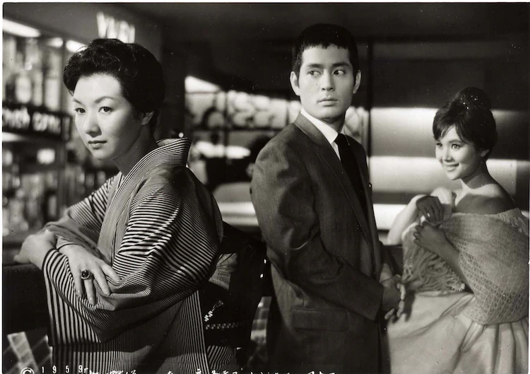 女人步上楼梯时剧照的剧照