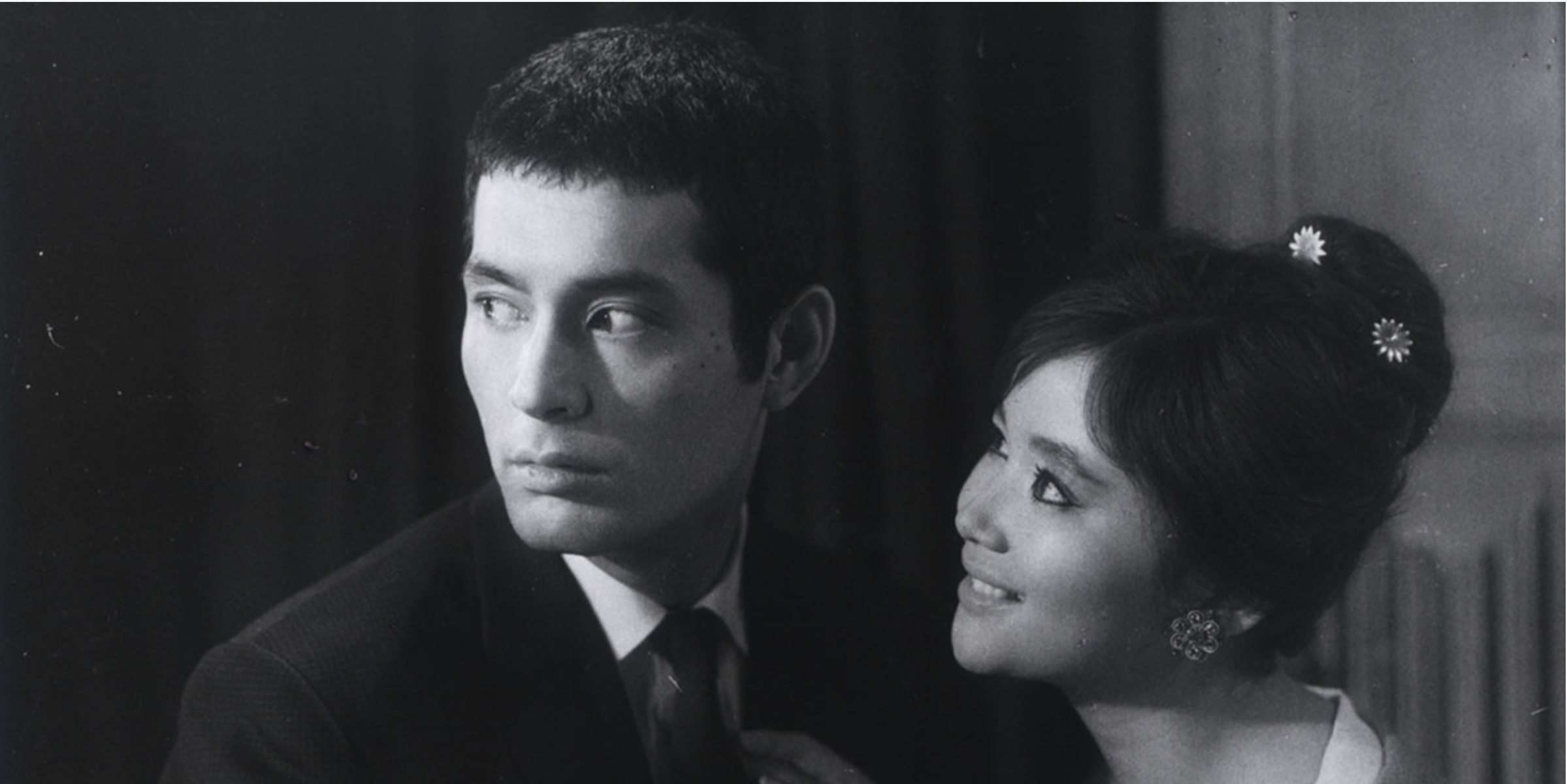 女人步上楼梯时剧照的剧照