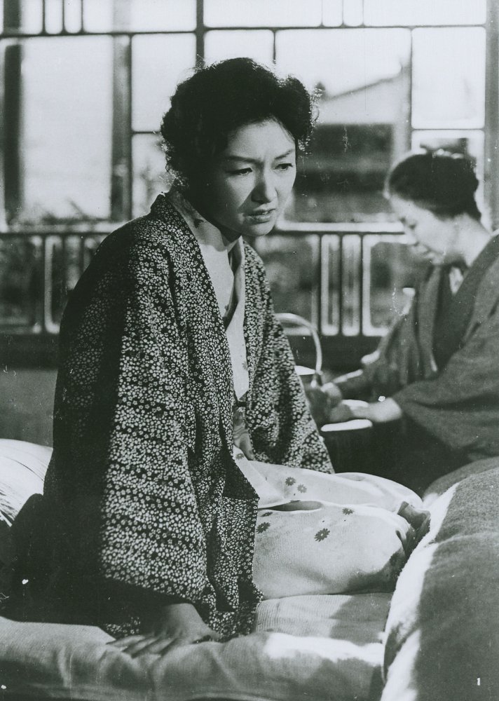 女人步上楼梯时剧照的剧照