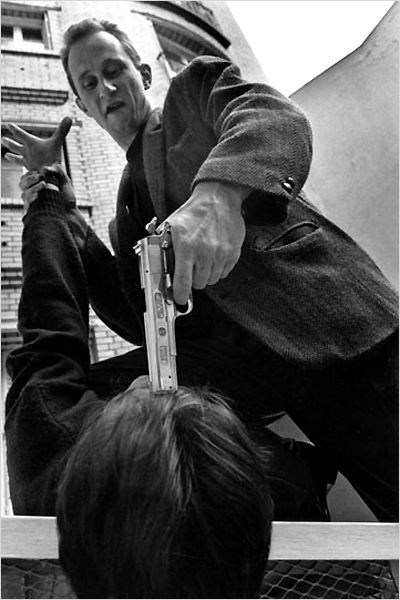 人咬狗剧照的剧照