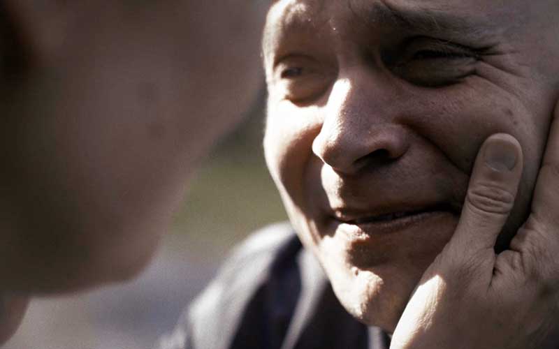 一个不愿观看《泰坦尼克号》的盲人剧照的剧照