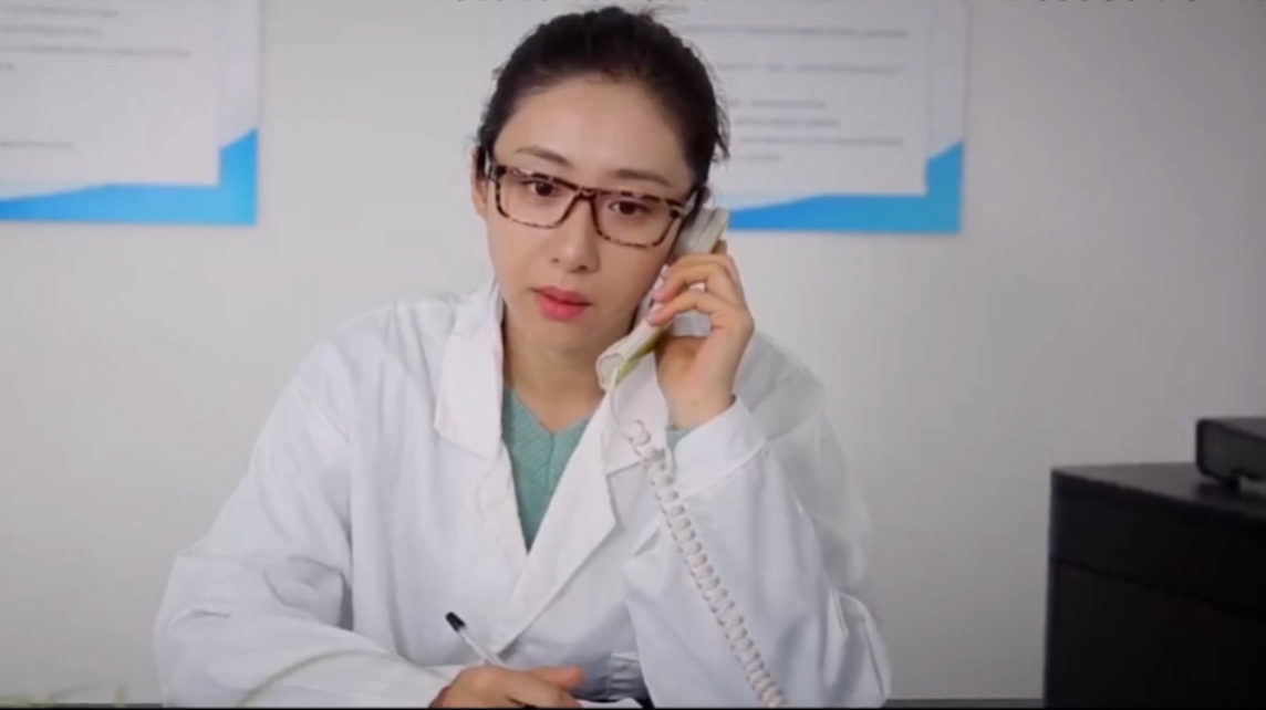 屋内有人剧照的剧照