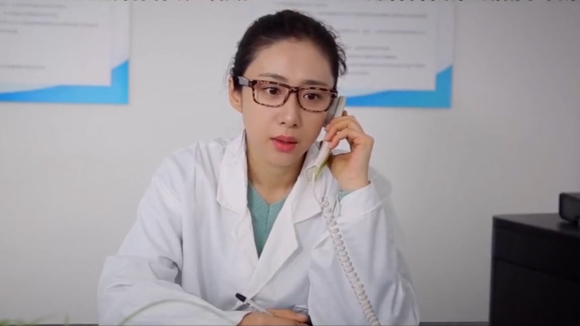 屋内有人剧照的剧照